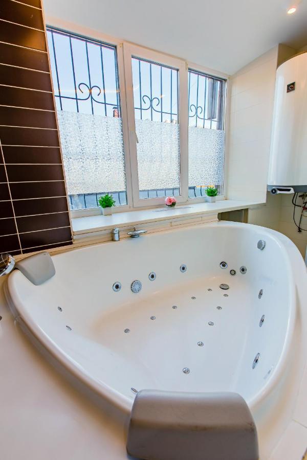 Big Jacuzzi , Sauna , Khreshchatyk apartments Kiew Exterior foto